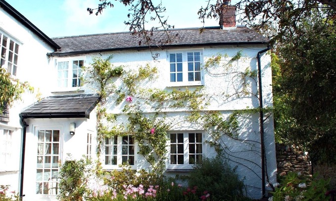 Burgh Island Cottage | A Beautiful, dog Friendly 17th C Cottage Close to Beaches and SW Coast Path