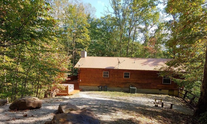Stanton Cabin | A beautiful log cabin sitting in a forested paradise!