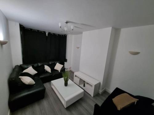 Reading House | A Beautiful Premium 4-Bedroom House With Parking (Reading West)