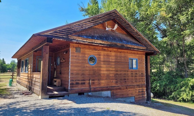 Winthrop House | A Bend in the River Cabin-Dog Friendly and Next to the River!