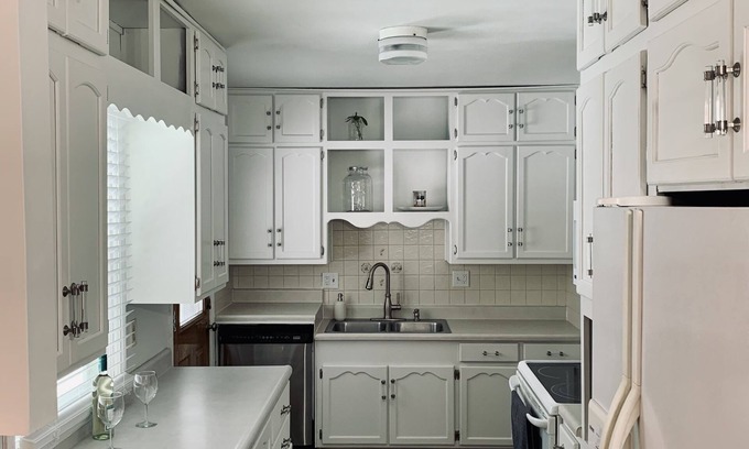 Bellevue House | A bright and cozy home away from home in Bellevue