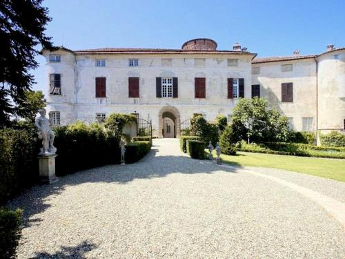 Rocca Grimalda House | A Castle Stay in Wine Country