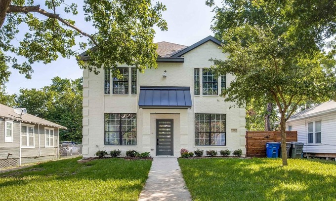Dallas House | A Century Modern Luxurious Home Minutes from White Rock Lake & A Huge Backyard!