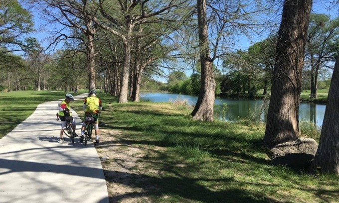 Kerrville Cottage | A Charming 2/1.5 cottage on the Kerrville RiverTrail near all town amenities.