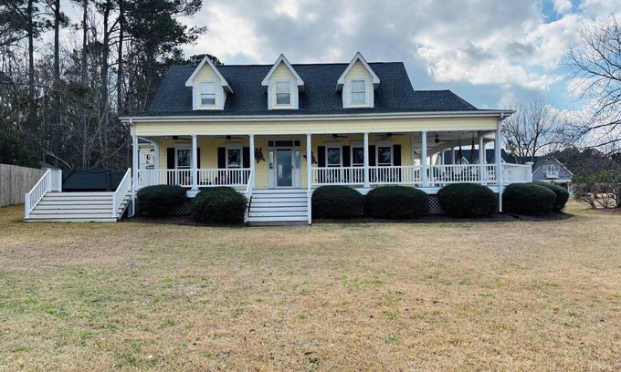 Wilmington House | A charming 3-bed/3.5 bath home with in-ground pool and jacuzzi on Pages Creek