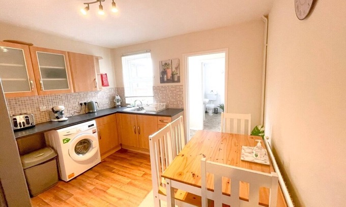 Sittingbourne House | A charming English cottage-style 2-bedroom house located in the heart of Sittingbourne.
