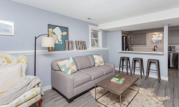 Des Moines House | A Charming Home Minutes to Downtown, Zoo, & Airport with Hidden Reading Nook!
