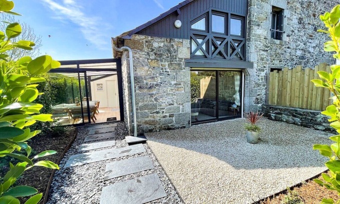 Yffiniac Cottage | A charming old farm, close the sea