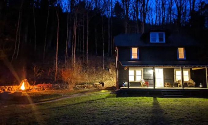 Jewett Center House | A Clean and Simple Retreat