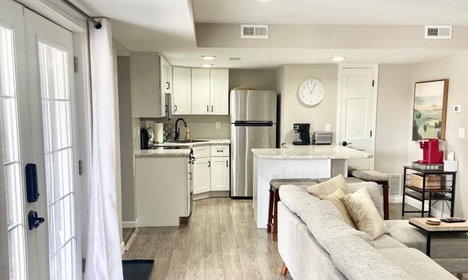 Belleville Apartment | A clean luxury suite on a lakeside view with city amenities within 5 minutes.
