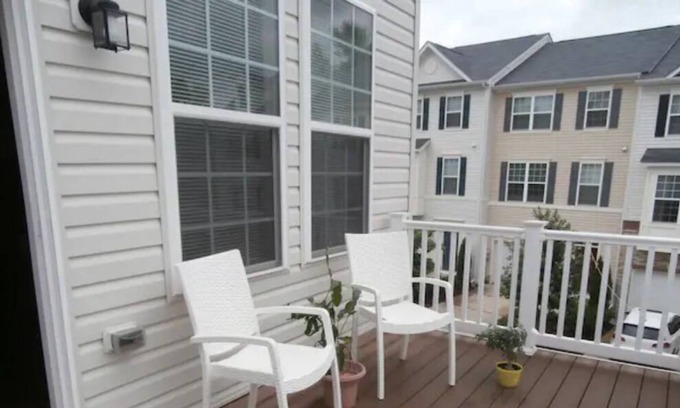 Germantown House | A Clean Townhouse in DC Suburban