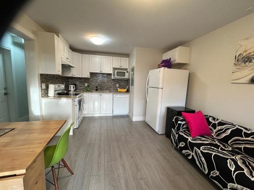 New Westminster House | A Comfortable 1Bedroom Suit with Seperate Entrance