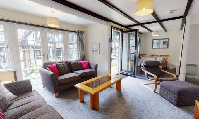 Saint Erth Praze Apartment | A comfortable accommodation for up to nine guests set within the grounds of Tolroy Manor