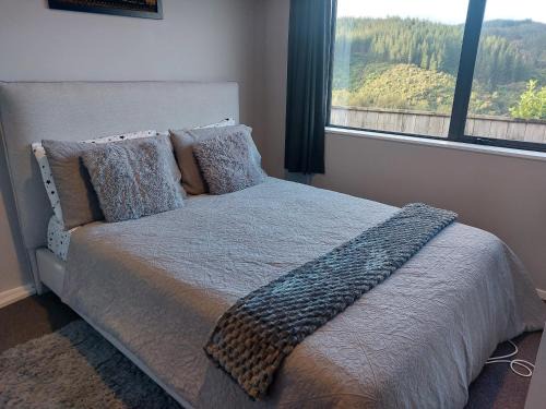 Upper Hutt House | A comfortable room in Upper Hutt with views - Homestay