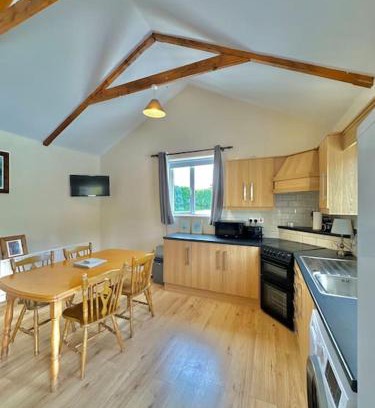 Malin Apartment | A Cosy & Spacious Retreat with High Ceilings- Glen Cottage