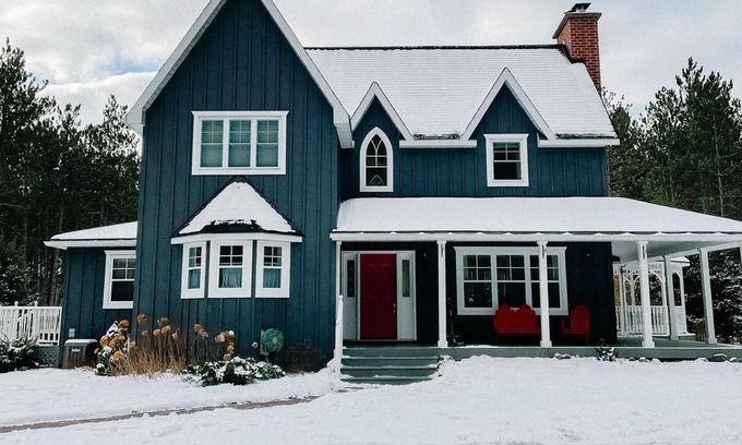 Mulmur House | A country home minutes from Creemore with an inground pool and hot tub.