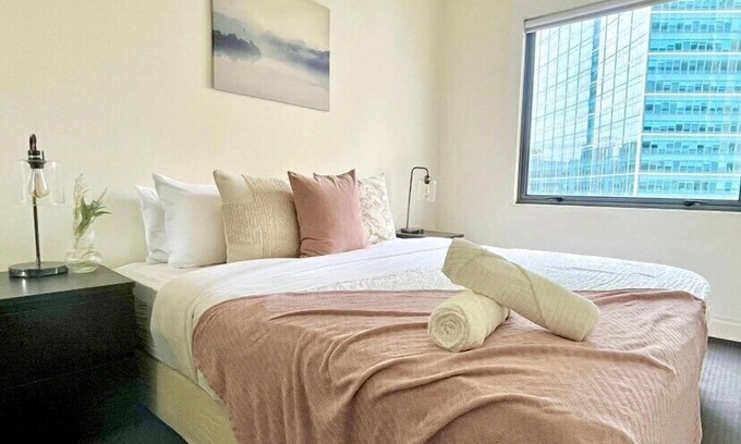 Melbourne Central Business District Apartment | A Cozy 2B2B Apt Next To Carlton Garden W/Parking