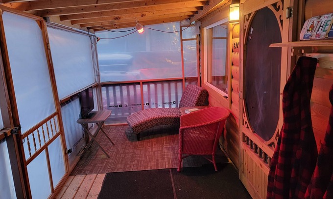 Whitehorse House | A cozy downtown war-era house with a cabin-like feel. Pet friendly!