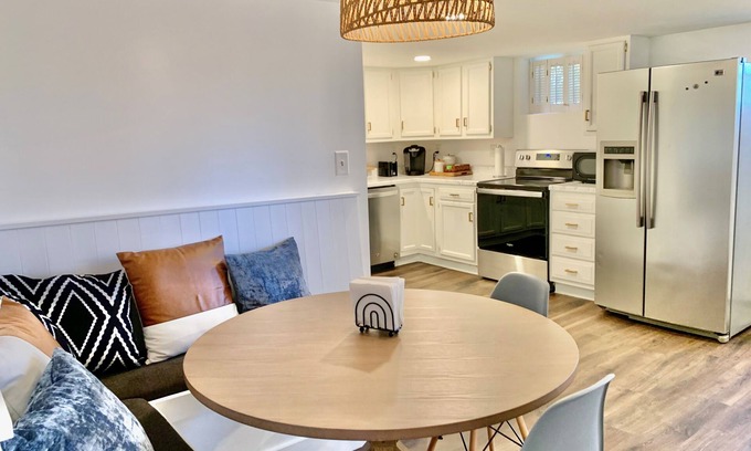 Lancaster Cottage | A Cozy Getaway 5 min from the heart of Lancaster!