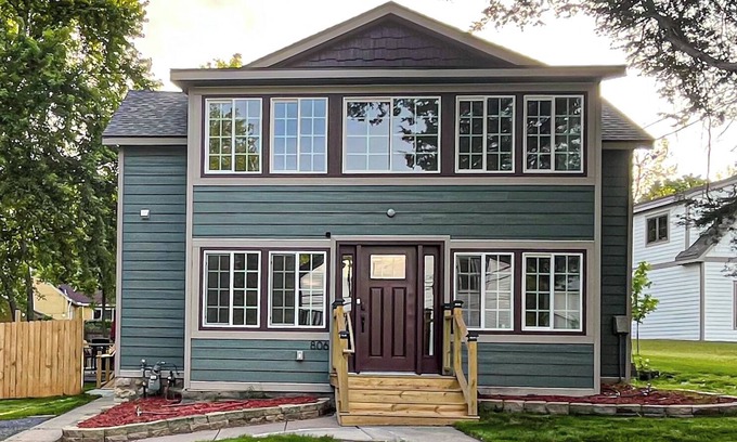 Stillwater House | A cozy home nestled in the heart of the river bluffs.