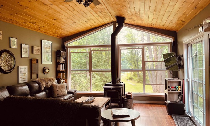 Dunchurch Cottage | A cozy lakeside cottage getaway, plenty included- there is very little to pack!