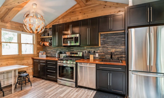 Zenda Cabin | A cozy, modern cottage has all the amenities and privacy a hotel cannot offer.