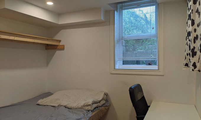 Richmond Hill House | A Cozy Private Room At PandaMotel.com