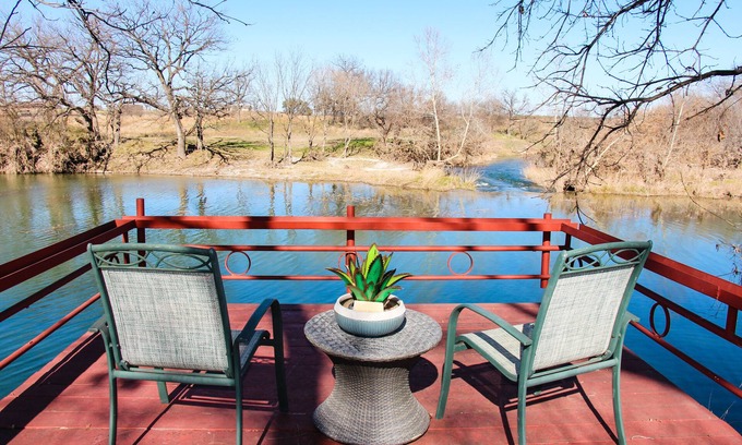 Menard Cottage | A Cozy Riverfront Getaway
