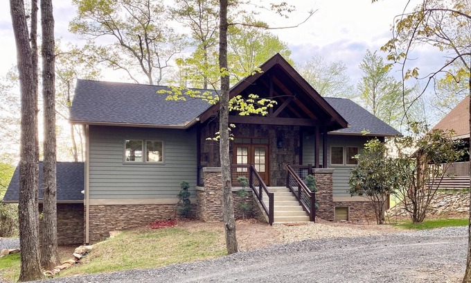 Fleetwood Cabin | A Deer Haven-Upscale, Hot Tub, River Access, Views, Foosball, 2K Beds