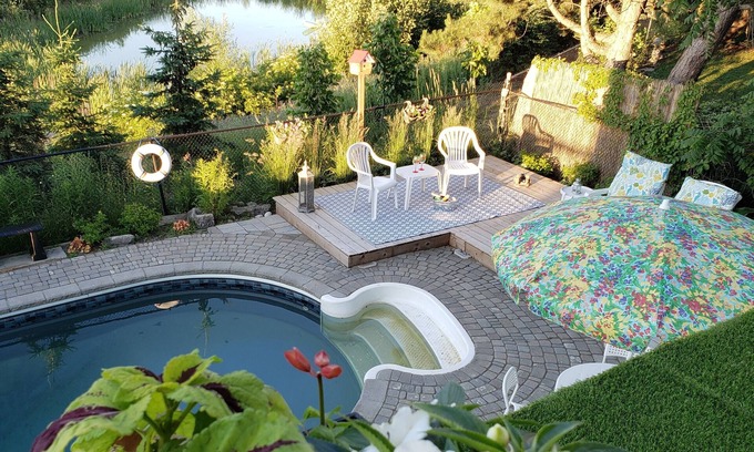 Newmarket House | A family-friendly getaway, with outdoor pool and beautiful view! nn