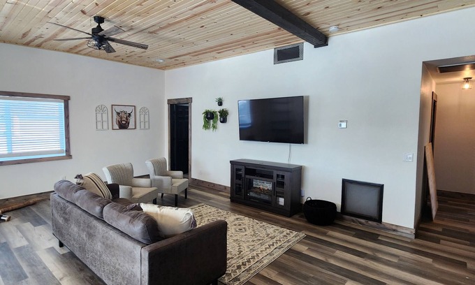 Gillette House | A Farmhouse style lodge, Centrally Located & Family Friendly Unit!