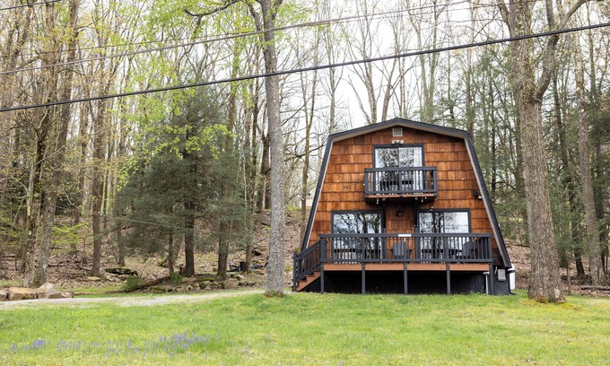 McHenry Ski Chalet | A-Frame Cabin - Minutes from WISP