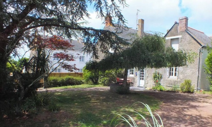Asserac House | A friendly family get-together between sea and marsh