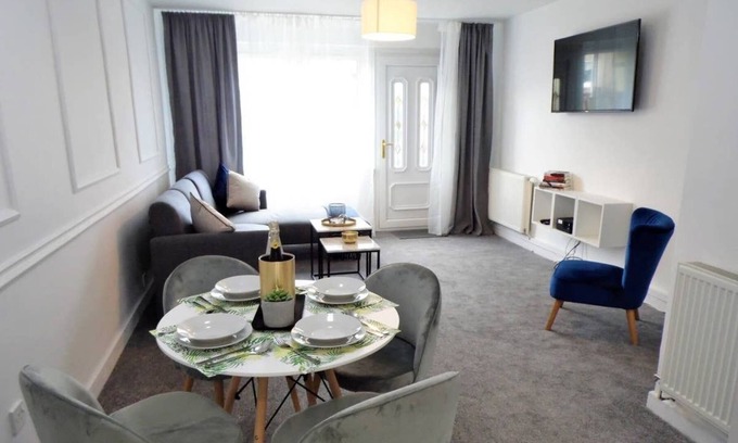 Johnstone House | A fully equipped house in a residential area not far from Glasgow Airport and M8 Motorway.
