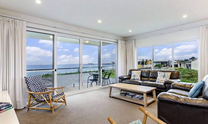 Port Fairy House | A fully self contained townhouse that offers sensational ocean views.
