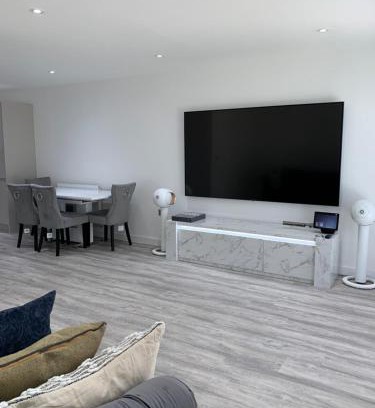 Basildon House | A G2 luxury home that sleeps up to 4 guests