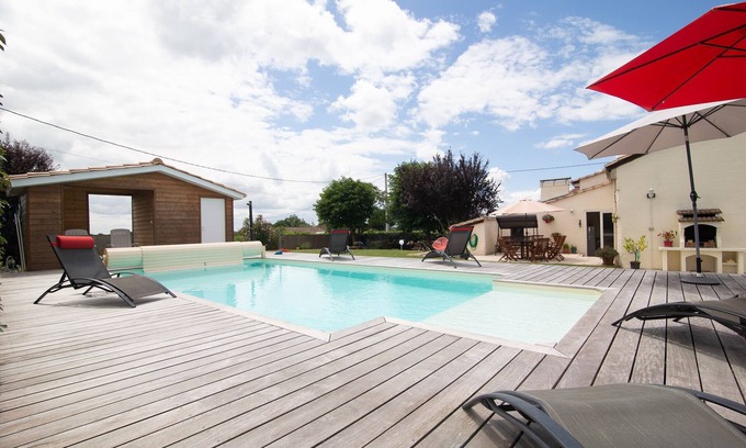 Saint-Mariens House | A Gite called La Grange, with garden, BBQ area and heated swimming pool.