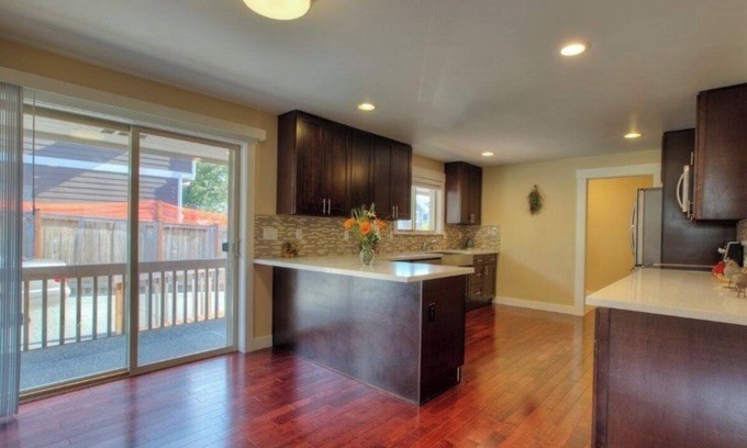 SeaTac House | A gorgeous 4BR/2KingbedsNearAirport/Mall/Downtown