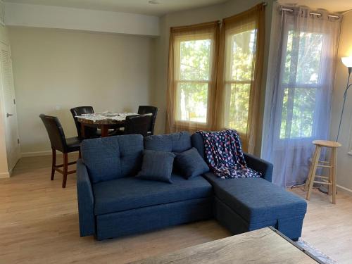 Newark Apartment | A Great Day in Newark - Elite 3 BR Sunny Retreat