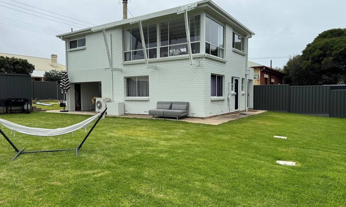Port Elliot House | A haven in the heart of Port Elliot. Prime location. Cosy and clean.