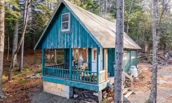 Brooks Cabin | A Haven Lakefront. Priv. Dock. Swim, Kayak and Fish