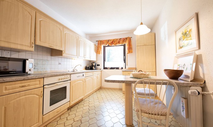 Farchant Apartment | A holiday home bathed in warm sunlight