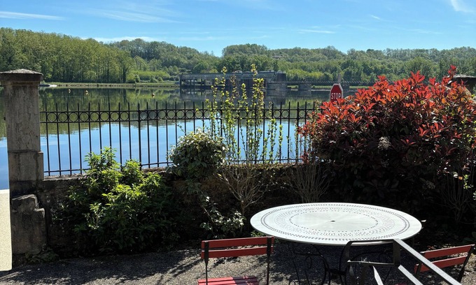 Mauzac-et-Grand-Castang House | A house by the water, very functional with garden and terrace.
