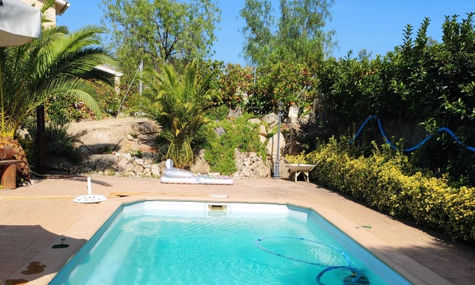 Dosrius House | a house with a pool