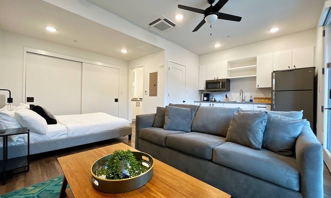 East Cesar Chavez Apartment | A'kasa Studio - Walk/Bike to lake, Rainey & 6th St, Downtown