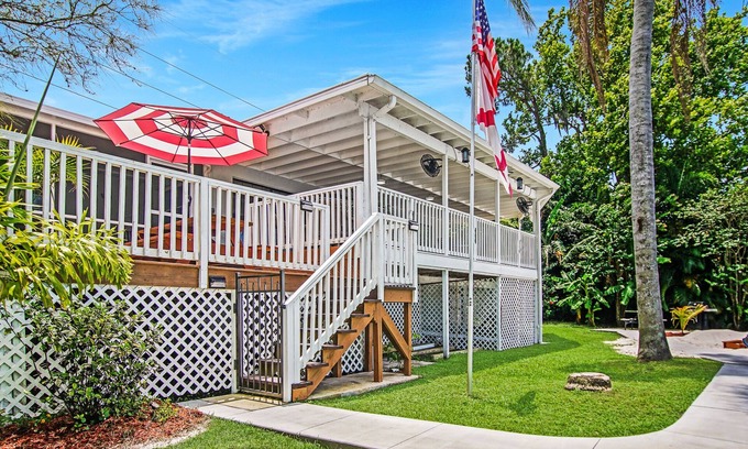 Lake Alfred House | A lakeside sunset delight near Disney, Universal, Sea World, Busch, LegoLand