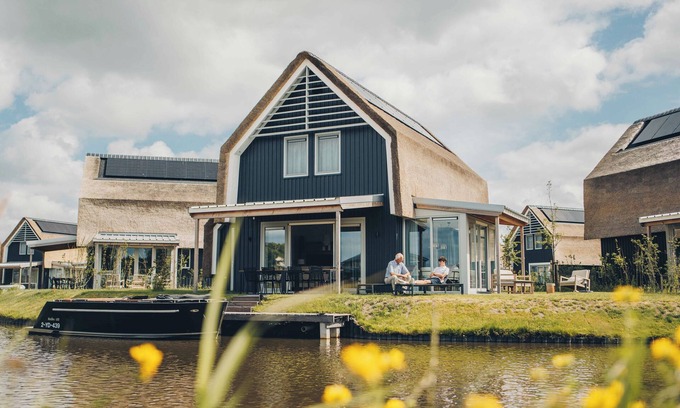 Heeg House | A large detached Watervilla with view of the inner harbour
