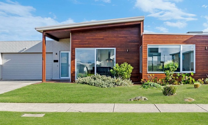Port Fairy House | A large family home situated just down the road from Port Fairy's family friendly Pea Soup Beach