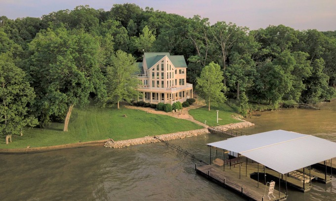 Climax Springs Villa | A Large Unique Panoramic Retreat at the Quiet 55-mile mark of Lake of the Ozarks