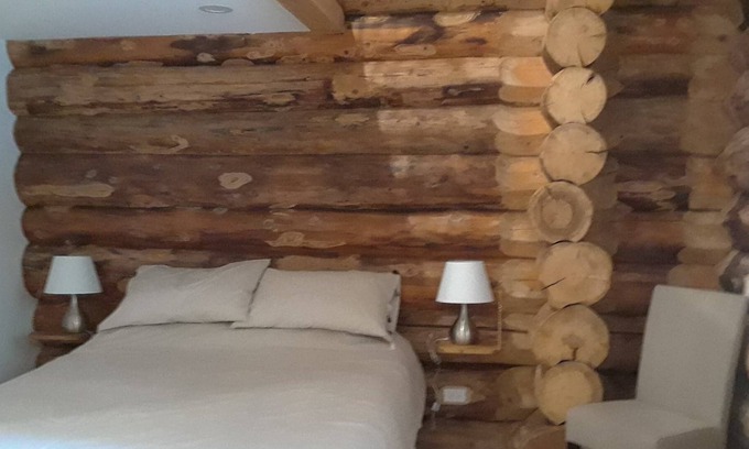 Lac-Saint-Paul Ski Chalet | A log home with a meadow roof! On the edge of a beautiful lake !